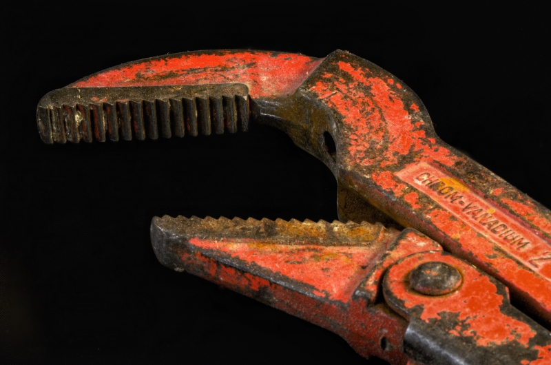 plombier-AMPUS-min_pipe-wrench-318084